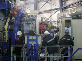 Abb. 3: Das NAOS/CONICA (NaCo) Instrument, installiert am Very Large Telescope der ESO auf dem Berg Paranal in Chile. NaCo ist die Kombination eines Systems "Adaptiver Optik", das den Bildverwaschungseffekt der Erdatmosphäre teilweise kompensiert, und des Kameraspektrographen CONICA, der am Max-Planck-Institut für Astronomie und am Max-Planck-Institut für Extraterrestrische Physik entwickelt wurde. Abb. 3: Das NAOS/CONICA (NaCo) Instrument, installiert am Very Large Telescope der ESO auf dem Berg Paranal in Chile. NaCo ist die Kombination eines Systems "Adaptiver Optik", das den Bildverwaschungseffekt der Erdatmosphäre teilweise kompensiert, und des Kameraspektrographen CONICA, der am Max-Planck-Institut für Astronomie und am Max-Planck-Institut für Extraterrestrische Physik entwickelt wurde.