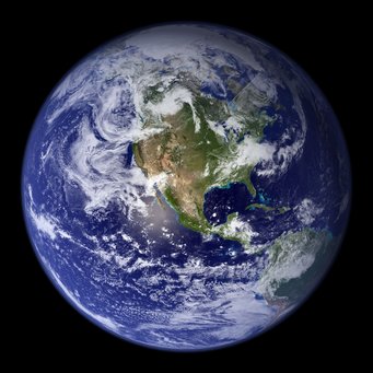 Abb. 2: In diesem aus mehreren Einzelbildern zusammengesetzten Bild der NASA ist die grüne Färbung des reflektierten Sonnenlichts gut sichtbar - ein direktes Zeichen für die Anwesenheit von Pflanzen auf der Erdoberfläche. Analog gilt: Bedecken Mikroorganismen mit einer bestimten Pigmentierung weite Teile der Oberfläche eines Exoplaneten, so könnte sich ihre Anwesenheit in ferner Zukunft direkt aufgrund von Teleskopaufnahmen der Färbung der Planetenoberfläche nachweisen lassen. Abb. 2: In diesem aus mehreren Einzelbildern zusammengesetzten Bild der NASA ist die grüne Färbung des reflektierten Sonnenlichts gut sichtbar - ein direktes Zeichen für die Anwesenheit von Pflanzen auf der Erdoberfläche. Analog gilt: Bedecken Mikroorganismen mit einer bestimten Pigmentierung weite Teile der Oberfläche eines Exoplaneten, so könnte sich ihre Anwesenheit in ferner Zukunft direkt aufgrund von Teleskopaufnahmen der Färbung der Planetenoberfläche nachweisen lassen.