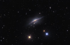 Abbildung 4: Bei genauerem Hinsehen erkennt man rund um diese Spiralgalaxie, NGC 1055 im Sternbild Walfisch, eine schwach schimmernde, eckige Umhüllung, die aus Sternen besteht – die Überreste einer kleineren Satellitengalaxie, die NGC 1055 sich einverleibt hat. NGC 1055 ist rund 60 Millionen Lichtjahre von der Erde entfernt. Mit dieser Durchmusterung ist es erstmals gelungen, Spiralgalaxien, die sich kleinere Satellitengalaxien einverleiben, jenseits unserer »lokalen Gruppe« von Galaxien nachzuweisen.