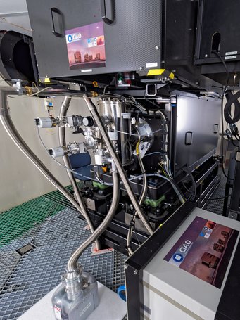 Abbildung 2: Bild eines der CIAO-Wellenfrontsensoren am Very Large Telescope der ESO in Chile. Die CIAO-Sensoren können anhand des Infrarotlichts von Sternen die Verzerrungen des aufgefangenen Lichts durch die Erdatmosphäre vermessen. Die Informationen werden in Echtzeit an einen deformierbaren Spiegel weitergeleitet, der die Verzerrungen weitgehend ausgleichen kann. So wird GRAVITY in Zukunft noch deutlich empfindlicher arbeiten können als bei dem jetzigen Test. Abbildung 2: Bild eines der CIAO-Wellenfrontsensoren am Very Large Telescope der ESO in Chile. Die CIAO-Sensoren können anhand des Infrarotlichts von Sternen die Verzerrungen des aufgefangenen Lichts durch die Erdatmosphäre vermessen. Die Informationen werden in Echtzeit an einen deformierbaren Spiegel weitergeleitet, der die Verzerrungen weitgehend ausgleichen kann. So wird GRAVITY in Zukunft noch deutlich empfindlicher arbeiten können als bei dem jetzigen Test.