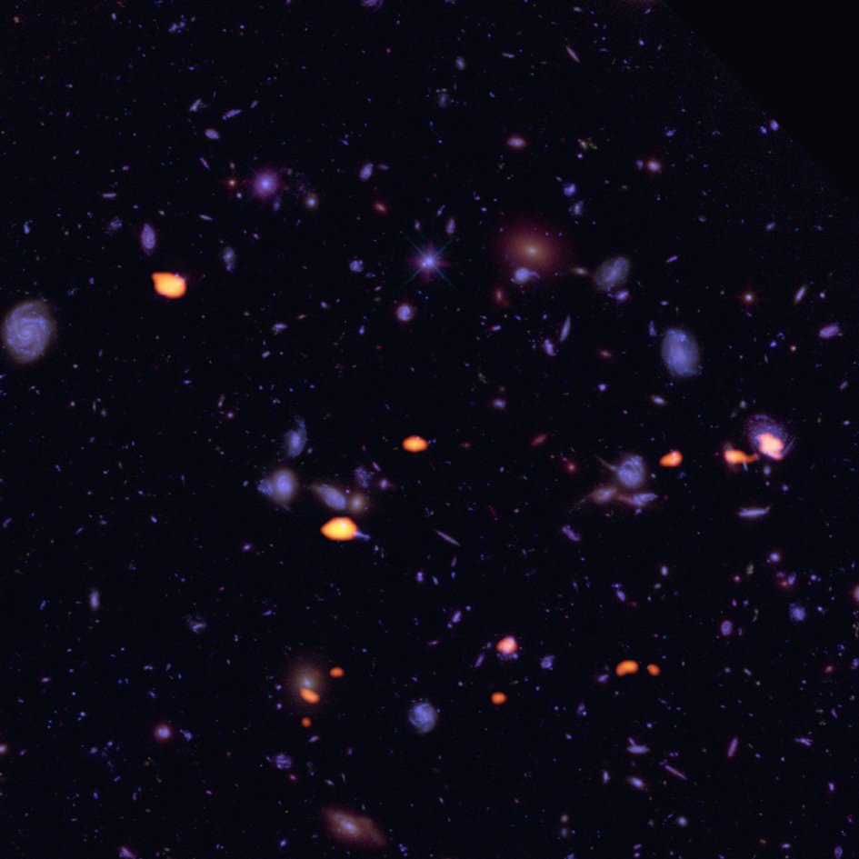 Abbildung 1: Das Hubble Ultra Deep Field (HUDF) zeigte sich dem Atacama Large Millimeter/submillimeter Array (ALMA) als Fundgrube von Galaxien, die reich an Kohlenmonoxid sind (orange) und damit Potenzial für Sternentstehung haben. Abbildung 1: Das Hubble Ultra Deep Field (HUDF) zeigte sich dem Atacama Large Millimeter/submillimeter Array (ALMA) als Fundgrube von Galaxien, die reich an Kohlenmonoxid sind (orange) und damit Potenzial für Sternentstehung haben.