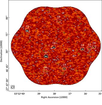 Abbildung 3: Signal-zu-Rauschen-Karte der ALMA-Abbildung des betrachteten Ausschnitts aus dem Hubble Ultra Deep Field bei 1,2 Millimetern. Schwarze und weiße Konturen zeigen positive und negative Helligkeitswerte. (Negative Werte sind ein Artefakt des Messprinzips von ALMA, das Strahlungsflüsse auf großen Skalen nicht nachweisen kann.) Konturen entsprechen einer Helligkeit von 12,7 μJy pro Antennenstrahl malgenommen mit ±2, 3, 4, 5, 8, 12, 20 bzw. 40. Die Kästchen zeigen die Positionen der nachgewiesenen Quellen. C2 enthält zwei der Galaxien, die im Text erwähnt werden. Abbildung 3: Signal-zu-Rauschen-Karte der ALMA-Abbildung des betrachteten Ausschnitts aus dem Hubble Ultra Deep Field bei 1,2 Millimetern. Schwarze und weiße Konturen zeigen positive und negative Helligkeitswerte. (Negative Werte sind ein Artefakt des Messprinzips von ALMA, das Strahlungsflüsse auf großen Skalen nicht nachweisen kann.) Konturen entsprechen einer Helligkeit von 12,7 μJy pro Antennenstrahl malgenommen mit ±2, 3, 4, 5, 8, 12, 20 bzw. 40. Die Kästchen zeigen die Positionen der nachgewiesenen Quellen. C2 enthält zwei der Galaxien, die im Text erwähnt werden.