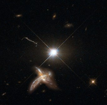 Abbildung 1: Künstlerische Darstellung eines Quasars mit benachbarten verschmelzenden Galaxien. Die von Decarli und Kollegen beobachteten Galaxien sind soweit entfernt, dass derzeit keine detaillierten Bilder möglich sind. Diese Montage gibt einen Eindruck davon, wie sie aus der Nähe aussehen würden. Abbildung 1: Künstlerische Darstellung eines Quasars mit benachbarten verschmelzenden Galaxien. Die von Decarli und Kollegen beobachteten Galaxien sind soweit entfernt, dass derzeit keine detaillierten Bilder möglich sind. Diese Montage gibt einen Eindruck davon, wie sie aus der Nähe aussehen würden.