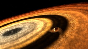 Diese künstlerische Darstellung einer planetenbildenden Scheibe deutet eine ringförmige Struktur aus Gas und Staub an. Dieser Staub wächst zu Planetesimalen heran, aus denen sich schließlich Planeten formen. Das Zusammenspiel aus Gas und Staub ist in der Forschung von besonderem Interesse, da es den Prozess der Planetenentstehung vorantreibt. Ein tiefschwarzer Hintergrund ohne erkennbare Sterne oder Struktur füllt das Bild. Im Zentrum leuchtet ein heller, gelblich-weißer Punkt, der einen jungen Stern symbolisiert.
Um den Stern ordnen sich mehrere konzentrische, leicht schräg gestellte Ringe aus Gas und Staub. Die inneren Ringe erscheinen hellgrau mit zarten Brauntönen, während die äußeren Ringe in wärmeren, rötlich-braunen Nuancen abklingen. Zwischen einigen Ringen sind dunklere Lücken erkennbar, die weniger dichtes Material andeuten.
In einer dieser Lücken sitzt ein kleiner, wolkig-weißer Klumpen, der als im Entstehen begriffener Planet dargestellt ist. Fein gezeichnete Staubfäden und diffuse Strukturen verbinden die Ringe und vermitteln den Eindruck von Turbulenzen und dynamischen Strömungen in der protoplanetaren Scheibe.
Die gesamte Szene wirkt wie eine künstlerisch-wissenschaftliche Illustration: klar strukturiert und zugleich atmosphärisch, sie veranschaulicht die frühen Phasen der Planetenentstehung um einen jungen Stern herum.