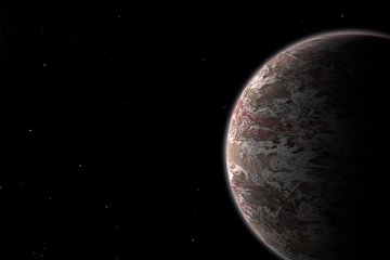 Künstlerische Illustration des Exoplaneten Epsilon Indi Ab vor einem schwarzen Sternenhintergrund. Die rechte Bildhälfte wird von der gekrümmten, teilweise im Schatten liegenden Silhouette des Planeten dominiert. Seine Atmosphäre zeigt komplexe, wirbelnde Strukturen in Braun-, Dunkelrot- und Weißtönen, die an dichte Wolkenbänder erinnern. In der oberen linken Ecke leuchtet der ferne Mutterstern als heller, orange-gelber Lichtpunkt. Der restliche Raum ist tiefschwarz und mit vereinzelten, kleinen Lichtpunkter ferner Sterne übersät.
