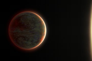 Eine künstlerische Darstellung eines Exoplaneten im Weltraum vor einem schwarzen, schwach mit Sternen übersäten Hintergrund. Der Planet befindet sich auf der linken Seite des Bildes und weist eine strukturierte, dunkel grünlich-braune Oberfläche mit wolkenartigen Mustern auf. Seine rechte Hemisphäre wird von einem nahen Stern beleuchtet, dessen intensiv leuchtender weißer und gelber Rand ganz rechts zu sehen ist. Die Terminatorlinie des Planeten leuchtet in einem rötlich-orangefarbenen Ton, der durch die Streuung in der Atmosphäre verursacht wird.