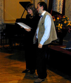 Abb. 1: Wolfgang-Paul-Preis für Roberto Ragazzoni. Im Bild zusammen mit der Bundesministerin für Bildung und Forschung Edelgard Bulmahn während der Preisverleihung in Berlin am 6. November 2001. Dr. Ragazzoni wird den mit vier Millionen DM dotierten Preis benutzen für ein Forschungsprojekt am Max-Planck-Institut für Astronomie in Heidelberg.