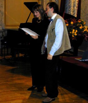 Abb. 1: Wolfgang-Paul-Preis für Roberto Ragazzoni. Im Bild zusammen mit der Bundesministerin für Bildung und Forschung Edelgard Bulmahn während der Preisverleihung in Berlin am 6. November 2001. Dr. Ragazzoni wird den mit vier Millionen DM dotierten Preis benutzen für ein Forschungsprojekt am Max-Planck-Institut für Astronomie in Heidelberg.