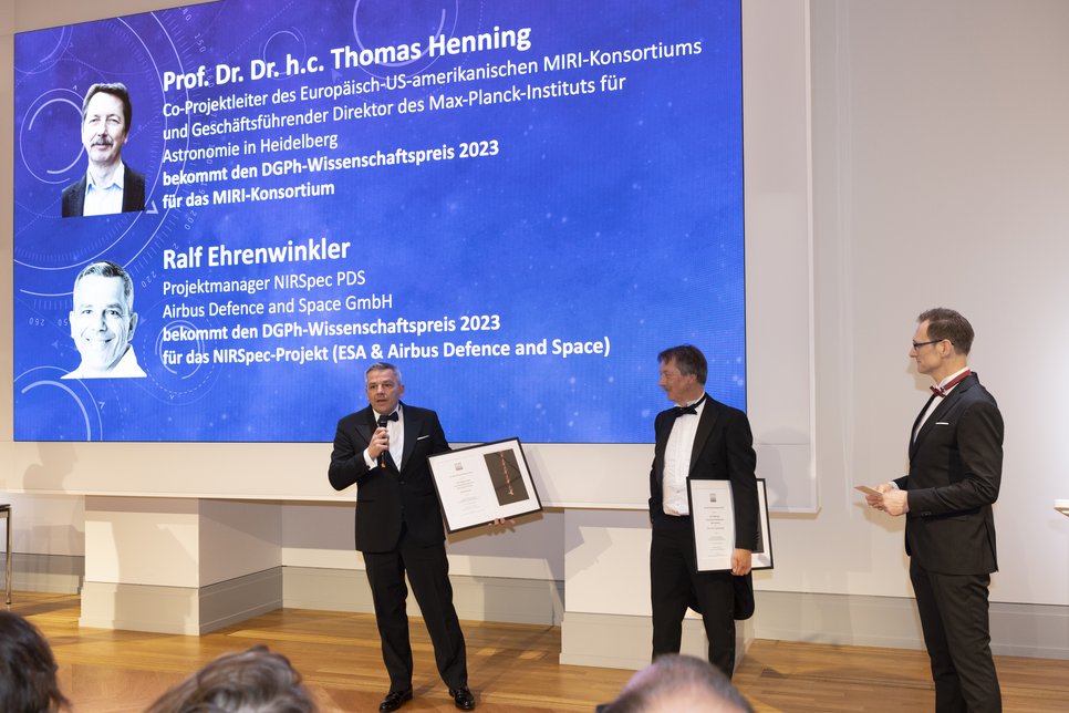 DGPh award ceremony in Potsdam on October 28, 2023. From left: Ralf Ehrenwinkler, Prof. Dr. Thomas Henning, Roy Hessing (DGPh)