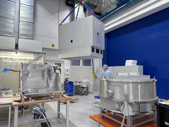 Assembly of already manufactured parts of the METIS instrument in the experimental hall of MPIA in Heidelberg. Assembly of already manufactured parts of the METIS instrument in the experimental hall of MPIA in Heidelberg.